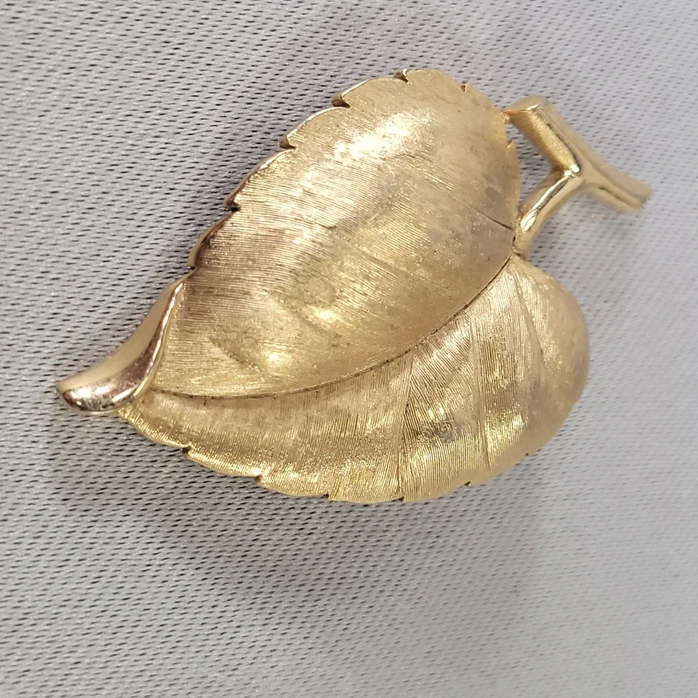 Crown Trifari Vintage Gold Tone Leaf Brooch Textured‎ Botanical Pin
